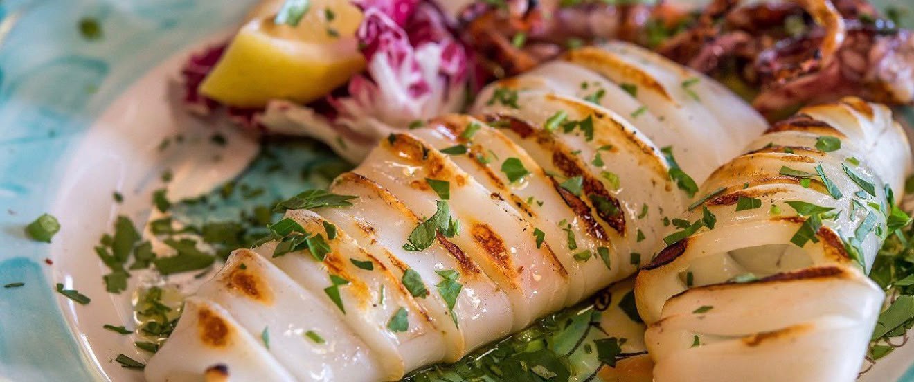 Calamari alla griglia con prezzemolo e limone