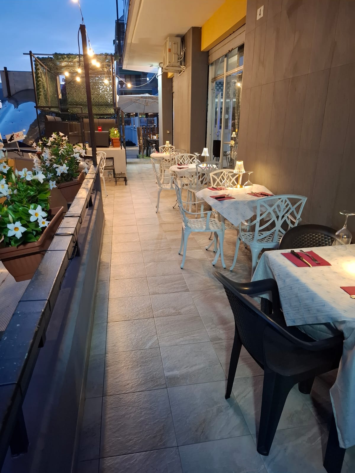 Dehors del Bar Ristorante Gabri a Lavagna al tramonto